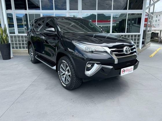 TOYOTA HILUX SW4 2.8 SRX 4X4 7 LUGARES 16V TURBO INTERCOOLER DIESEL 4P AUTOMÁTICO